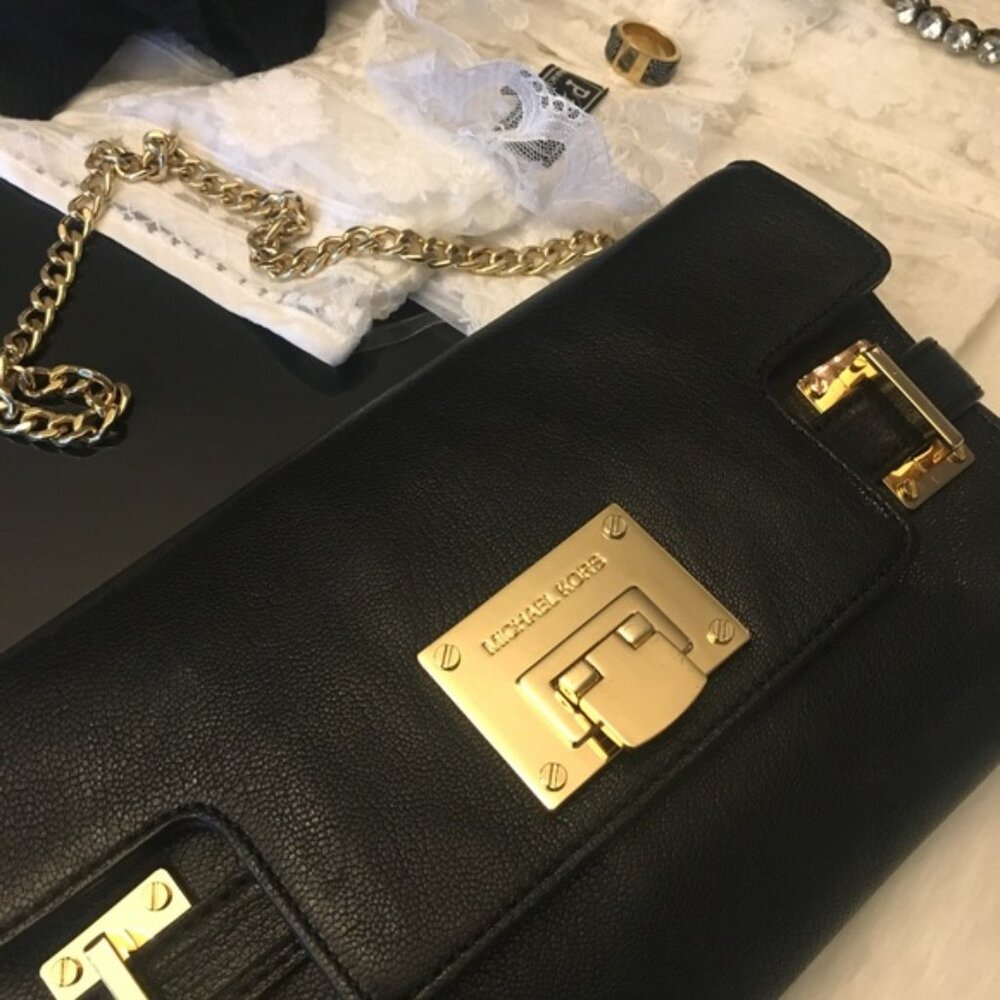 MICHAEL KORS Elegant Astrid Clutch With Gold Shoulder Chain